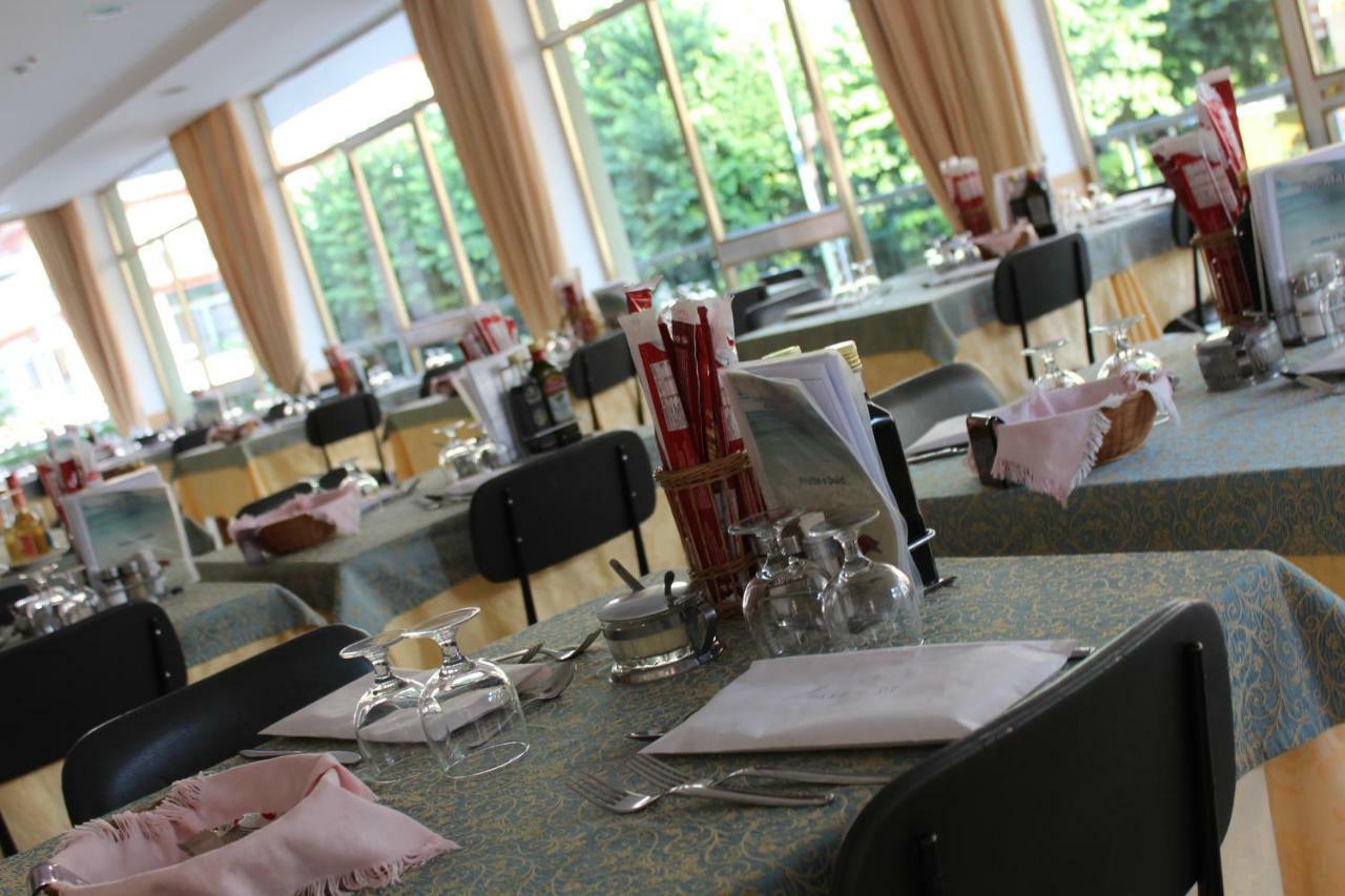 Hotel Mauri Marebello Екстер'єр фото