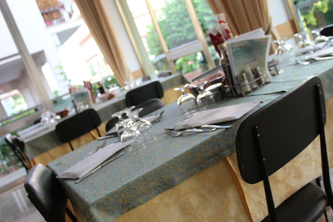 Hotel Mauri Marebello Екстер'єр фото
